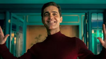 Le pull col roulé porté par Berlín (Pedro Alonso) dans la série Berlin (Saison 1 Episode 3)