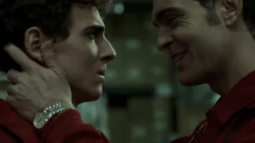 Montre en or et acier portée par Berlín (Pedro Alonso) dans la série télévisée Money Heist (Saison 1 Épisode 1)