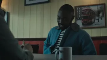La veste portée par George (Paapa Essiedu) dans la série The Lazarus Project (Saison 2)