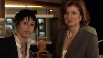 Lunettes sans monture portées par Shane McCutcheon (Katherine Moennig) dans la série télévisée The L Word (saison 2, épisode 1)