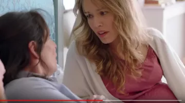 Camiseta y chaleco de Laure Verneuil (Élodie Fontan) en ¿Qué le hemos hecho otra vez al buen Dios?