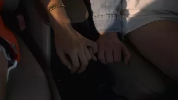 Izzie Taylor's (Fivel Stewart) bracelet in Atypical (S02E10)