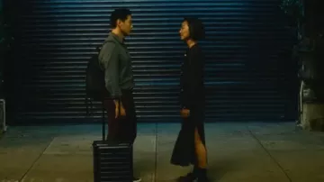 Robe noire fendue de Nora (Greta Lee) dans Past Lives - Nos vies d’avant