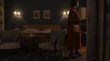 Manteau rouge d’Hannah Kahnwald (Maja Schöne) dans Dark (S03E04)