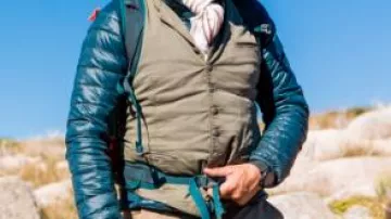 Chaleco sin mangas de Pierre Girard usado por Jean Dujardin en Sur les chemins noirs