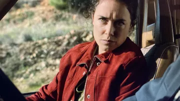Vest en suede rouge/bordeaux de Sandra (Patricia López Arnaiz) dans Feria: L'éclat des ténèbres (S01E01)