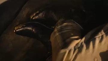 Botas tejanas hechas con una especie de textura de piel de reptil de Wolf (Bad Bunny) en Bullet Train