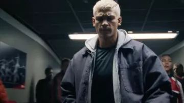 Chaqueta con cremallera usada por Octavio Bergmann (Emilio Sakraya) como se ve en el vestuario de la película Sixty Minutes