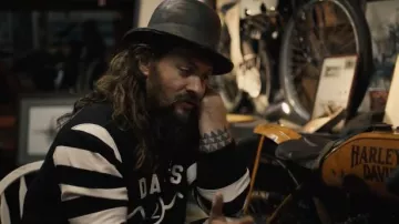 Chapeau melon porté par Jason Momoa dans la série télévisée On the Roam (S01E01)