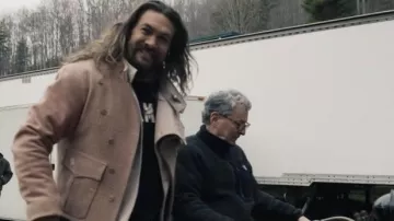 Veste rose portée par Jason Momoa dans On the Roam (Saison 1 Épisode 1)