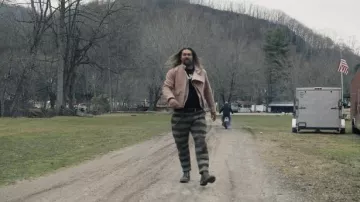 Pantalon rayé noir et blanc porté par Jason Momoa dans On the Roam (Saison 1 Épisode 1)