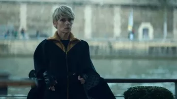 Le manteau zippé porté par Selma (Marina Foïs) dans la série Furies (Saison 1)