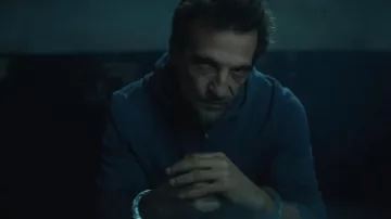 Le sweatshirt à capuche bleu porté par Driss (Mathieu Kassovitz) dans la série Furies (Saison 1)