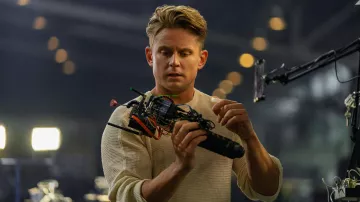 Pull porté par Magnus (Billy Magnussen) comme on le voit dans la garde-robe du film Lift