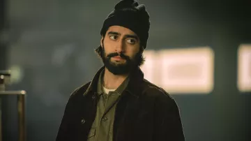 Veste en velours côtelé marron portée par Luke (Viveik Kalra) comme on le voit dans Lift