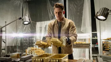 Chaqueta Carhartt usada por Magnus (Billy Magnussen) en la película Lift