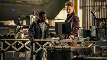 Chaqueta usada por Cyrus (Kevin Hart) como se ve en la película Lift