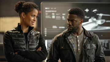 Chaqueta de plumas usada por Abby (Gugu Mbatha-Raw) como se ve en la película Lift