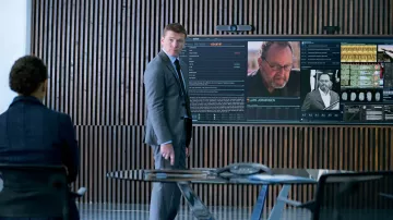 Traje formal gris usado por Huxley (Sam Worthington) como se ve en la película Lift