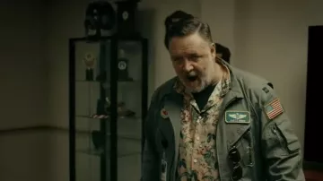 Camisa floral hawaiana en rosa usada por Reaper (Russell Crowe) como se ve en Land of Bad