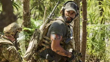 Gorra de camuflaje con sombrero militar usada por Bishop (Ricky Whittle) como se ve en la película Land of Bad