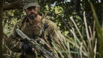 Guantes tácticos usados por Sugar (Milo Ventimiglia) como se ve en Land of Bad