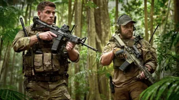Conjunto de pantalones y camisa de camuflaje militar usado por Kinney (Liam Hemsworth) como se ve en la película Land of Bad.