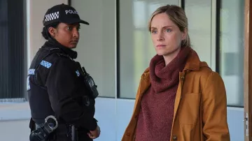 Veste manteau marron portée par la PC Joanna Marshall (Sophie Rundle) telle qu’on la voit dans les tenues de la série télévisée After the Flood (saison 1)