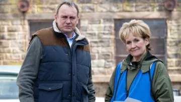 Chaqueta de plumas con chaleco usada por Jack Radcliffe (Philip Glenister) como se ve en el vestuario de la serie de televisión After the Flood (Temporada 1)