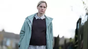 Imperméable bleu clair porté par la PC Joanna Marshall (Sophie Rundle) comme on le voit dans les tenues de la série télévisée After the Flood (saison 1)