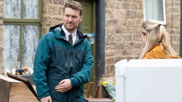 Veste de pluie verte portée par Pat Holman (Matt Stokoe) comme on le voit dans After the Flood (saison 1)
