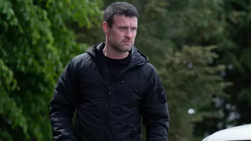 Veste à capuche zippée portée par Lee (Jonas Armstrong) comme on le voit dans After the Flood (Saison 1 Épisode 3)