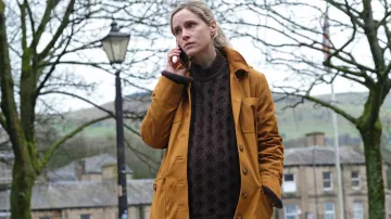 Pull marron à col roulé porté par la PC Joanna Marshall (Sophie Rundle) comme on le voit dans After the Flood (Saison 1)