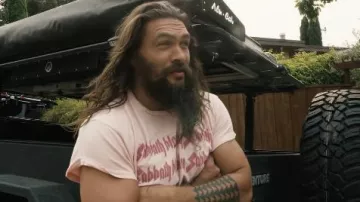 T-shirt Black Sabbath Pink porté par Jason Momoa dans la série télévisée On the Roam (S01E02)