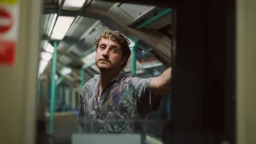 Camisa estampada usada por Harry (Paul Mescal) como se ve en los atuendos de la película All of Us Strangers