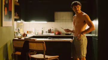 Reloj usado por Harry (Paul Mescal) como se ve en el vestuario de la película All of Us Strangers