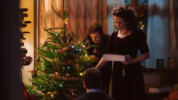 Robe en velours portée par maman (Claire Foy) comme on le voit dans All of Us Strangers