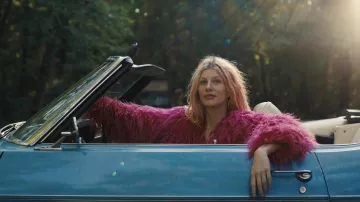 Veste en fourrure rose portée par Marmalade (Camila Morrone) comme on le voit dans le film Marmalade