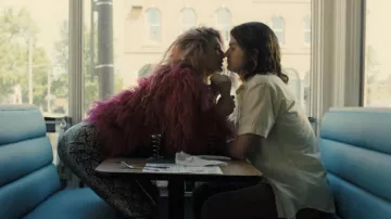 Pantalon imprimé peau de serpent porté par Marmalade (Camila Morrone) comme on le voit dans la garde-robe du film Marmalade