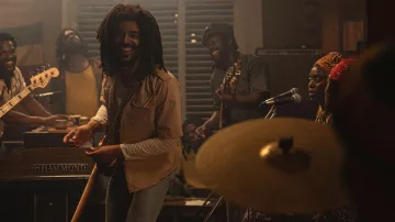 Chemise beige à manches courtes portée par Bob Marley (Kingsley Ben-Adir) comme on le voit dans le film Bob Marley : One Love
