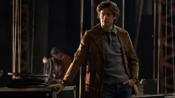 Veste en daim marron portée par Chris Blackwell (James Norton) comme on le voit dans le film Bob Marley : One Love