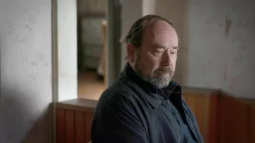 Le blouson bleu marine porté par Pierre Leprieur (Olivier Gourmet) dans la série De grâce (S01E06)