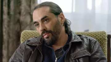 La chaqueta de cuero marrón usada por Ishan Bayar (Gringe) en la serie Of Grace (Temporada 1, Episodio 2)