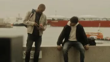 Le blouson porté par Jean Leprieur (Pierre Lottin) dans la série De grâce (Saison 1 Episode 5)