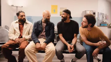 Le blouson blanc zippé porté par Noah (Fary) dans la série Enterrement de vie de garçon (Saison 1)