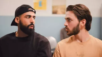 La casquette noire portée par Adib (Adib Alkhalidey) dans la série Enterrement de vie de garçon (Saison 1)