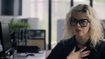 Gafas de gran tamaño en blanco y negro usadas por Amy (Saoirse-Monica Jackson) como se ve en Upgraded