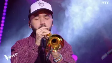 La casquette portée par Oli dans l'émission The Voice : la plus belle voix du 10 février 2024