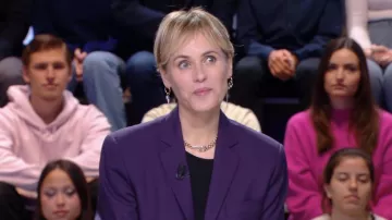 Les boucles d’oreilles portées par Judith Godrèche dans l'émission Quotidien du lundi 8 janvier 2024