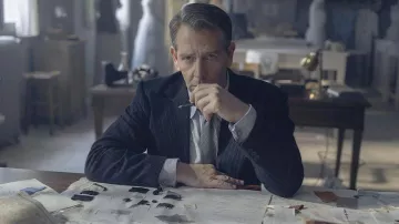 Veste blazer rayée portée par Christian Dior (Ben Mendelsohn) dans les tenues de la série télévisée The New Look (saison 1)